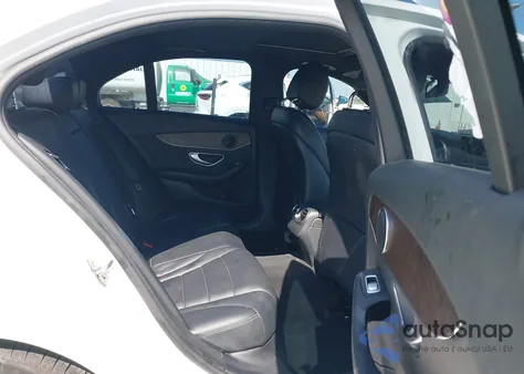 2018 Mercedes-Benz C 300 z USA, uszkodzony, nr VIN 55SWF4JB3JU263701